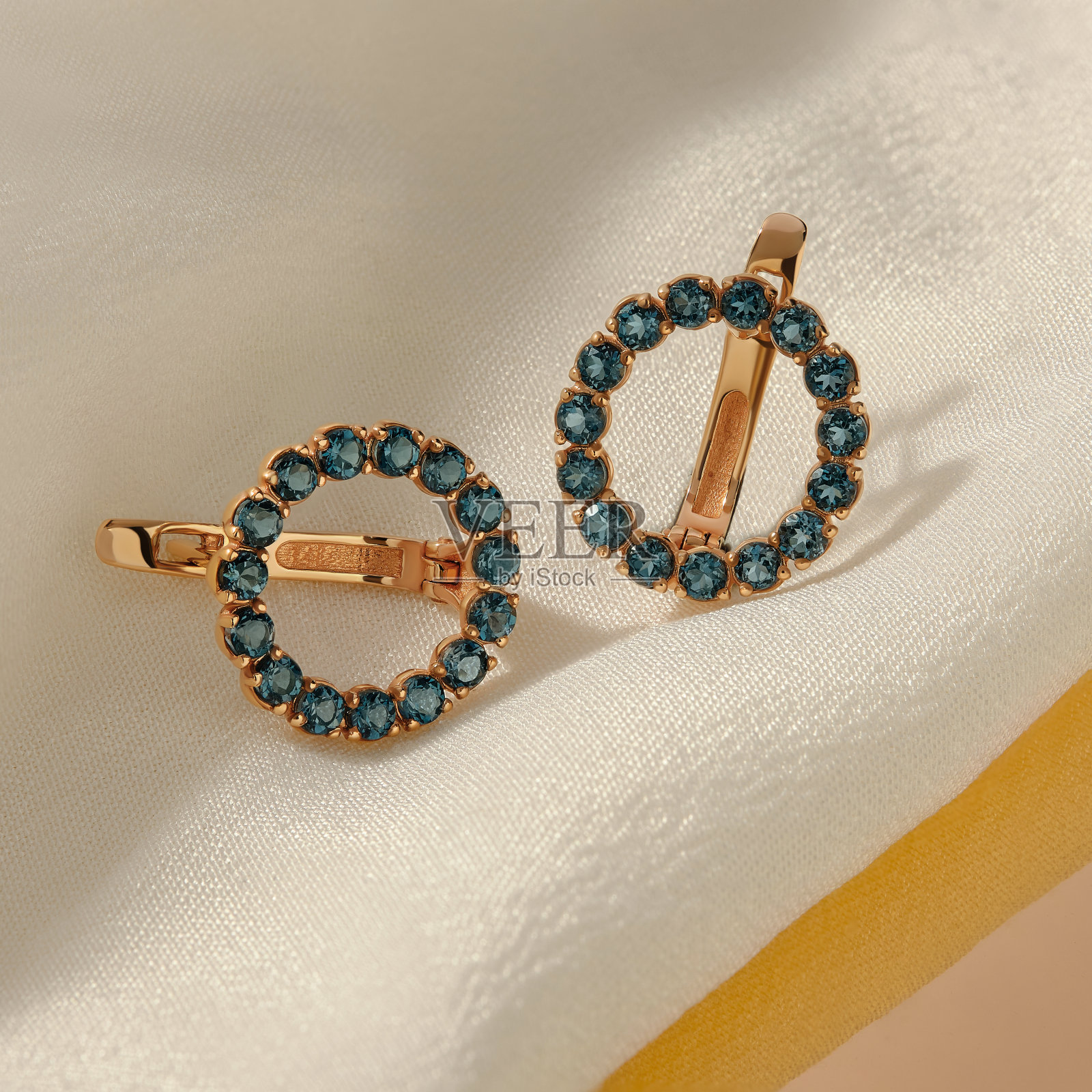 优雅的珠宝套装。镶有宝石的珠宝。首饰配件拼贴。产品静物概念。戒指、项链和耳环。照片摄影图片