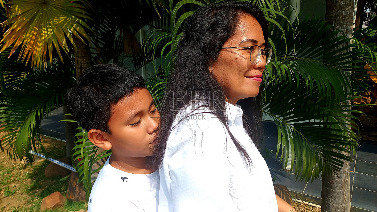 男孩和母亲幸福的面部表情。在公园里,孩子和妈妈在一起。母亲节照片摄影图片