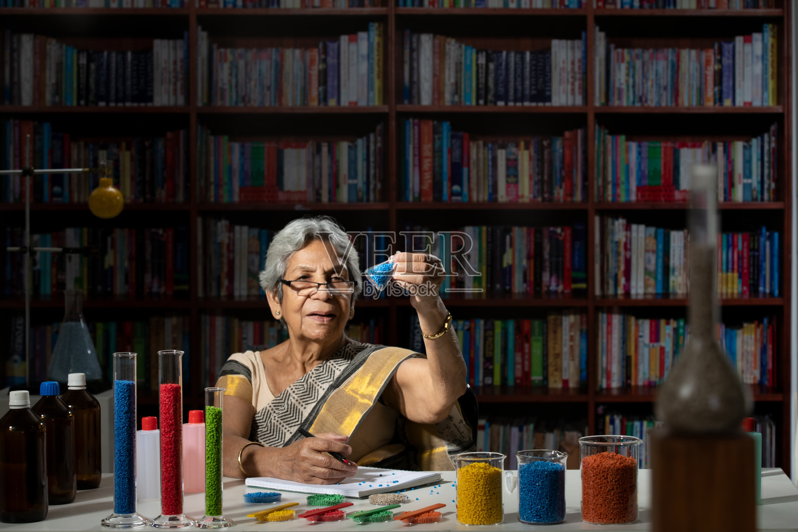 在聚合物研究实验室工作的资深科学家。照片摄影图片