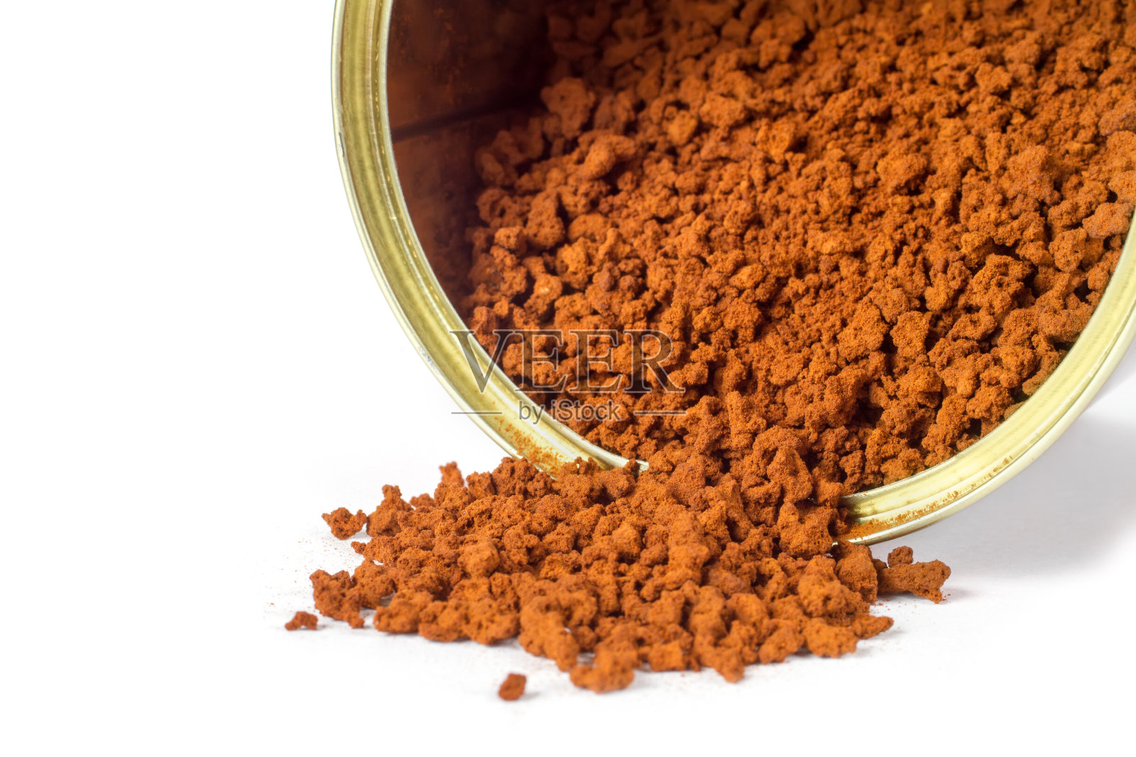 速溶咖啡是从金属罐里倒出来的。照片摄影图片