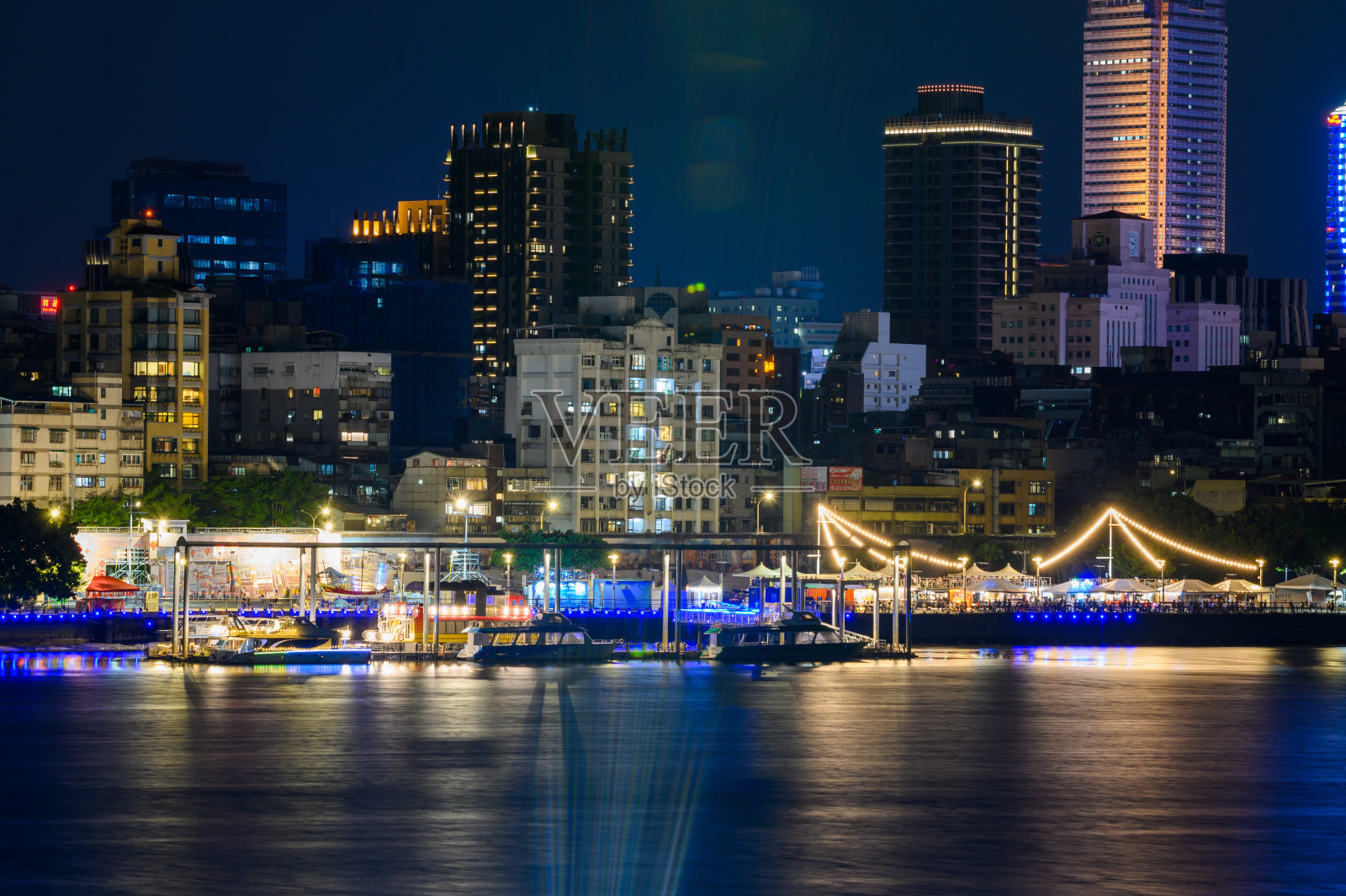 在享用美食的同时,你还可以欣赏河上的日落景色。照片摄影图片