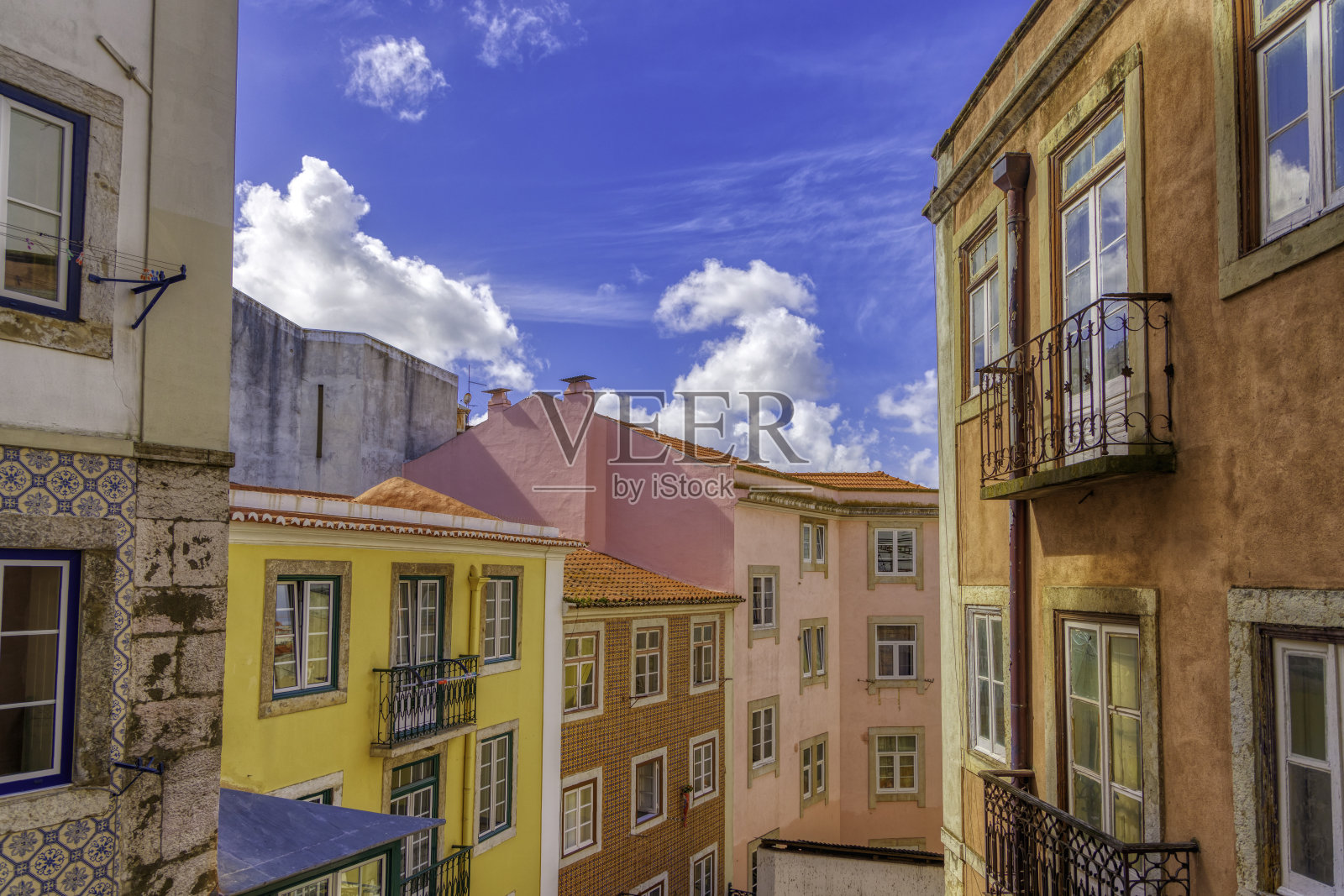 里斯本老城浪漫的狭窄街道照片摄影图片