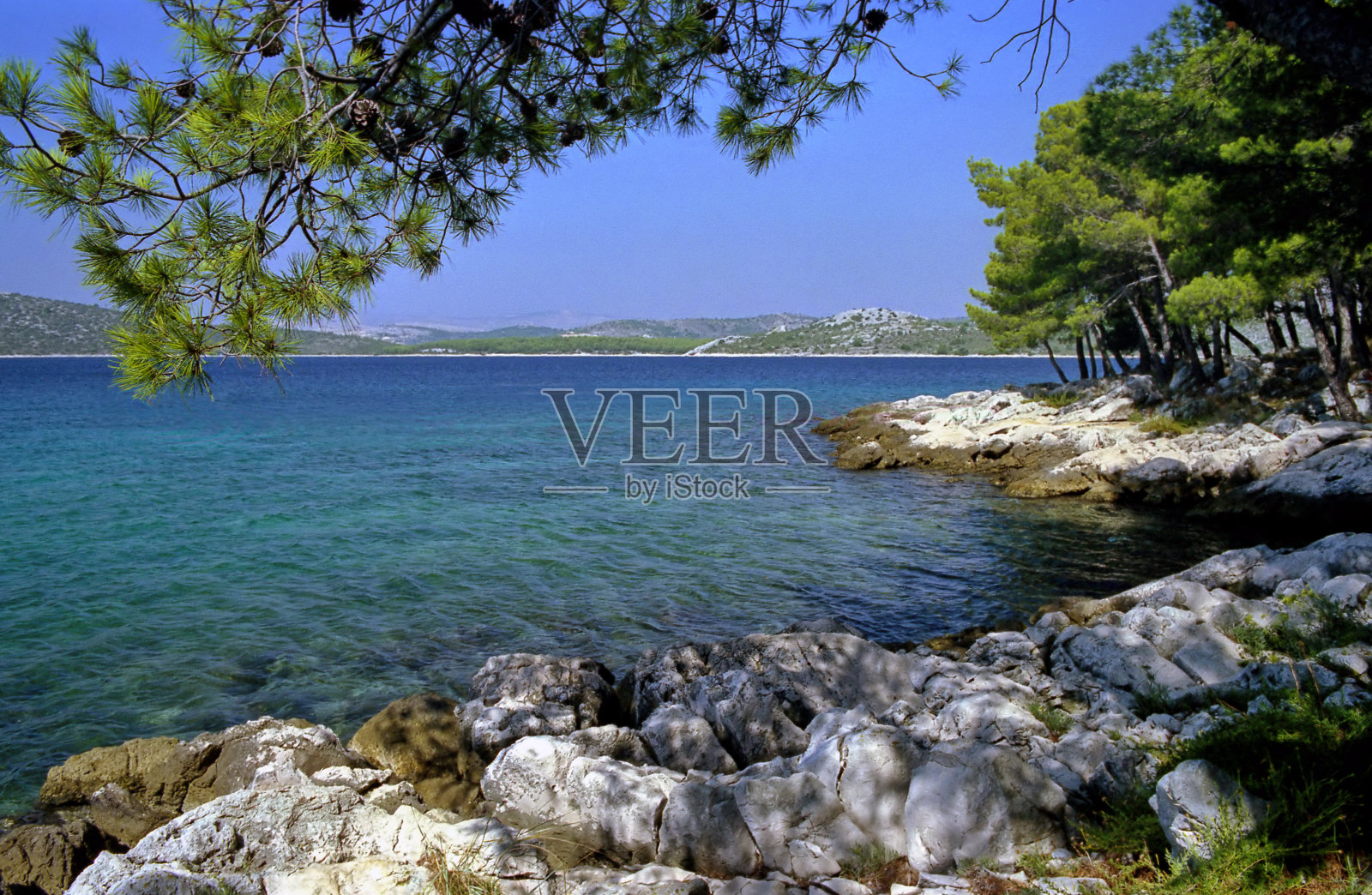 可以看到海岸和大海照片摄影图片