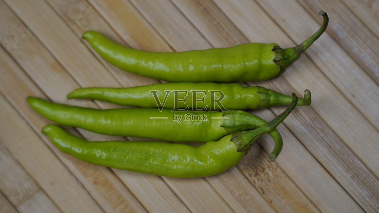 绿辣椒放在漂亮的垫子上的侧视图。照片摄影图片