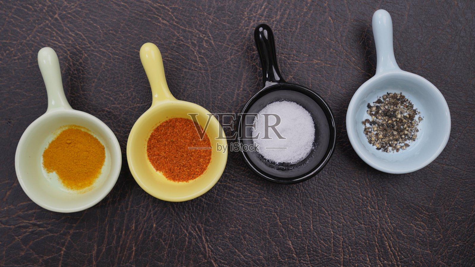 所有香料,红辣椒,黑胡椒,盐和姜黄。照片摄影图片