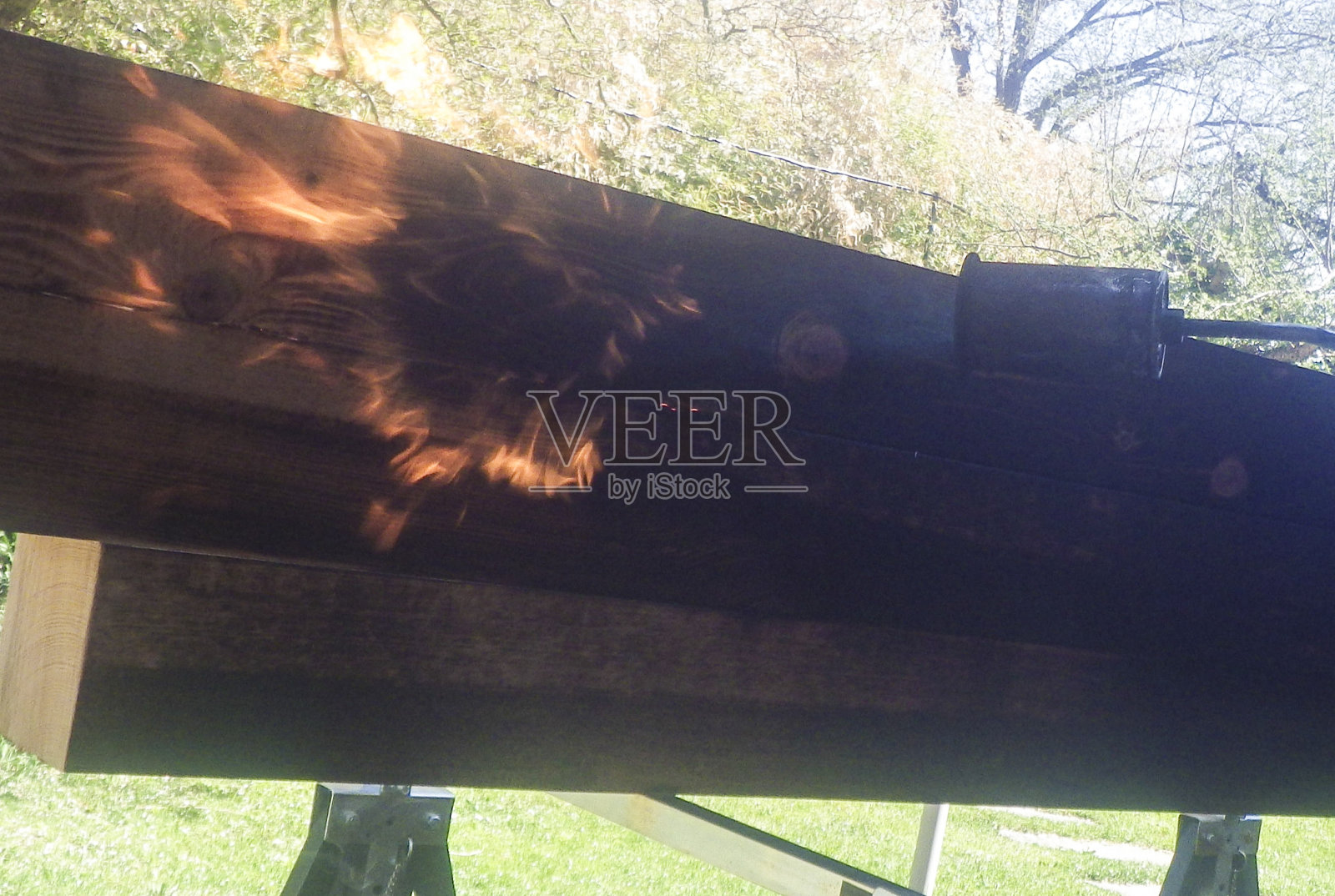 在一间燃烧着木头的木工房里工作照片摄影图片