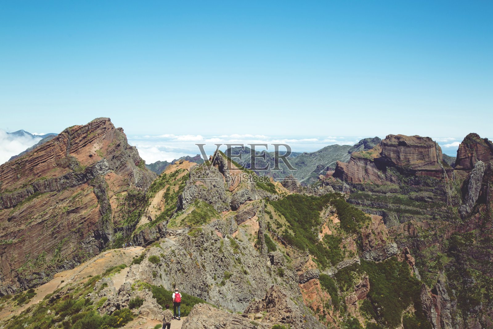 潮人组徒步旅行的年轻人照片摄影图片