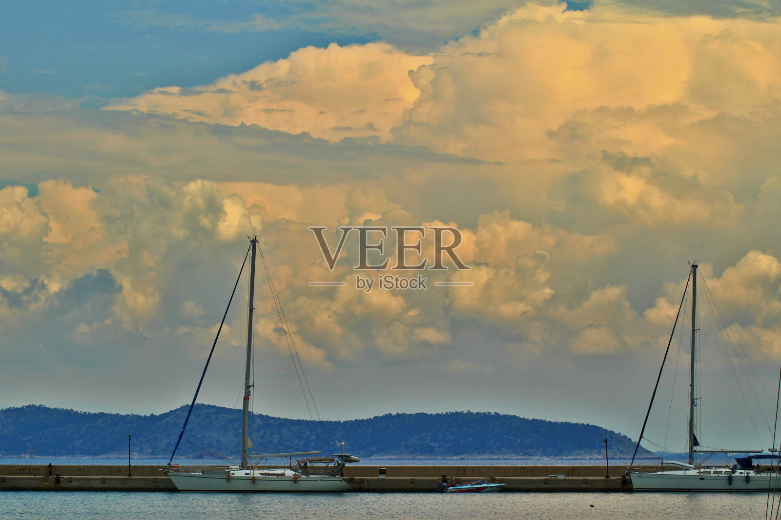 海上的小船照片摄影图片