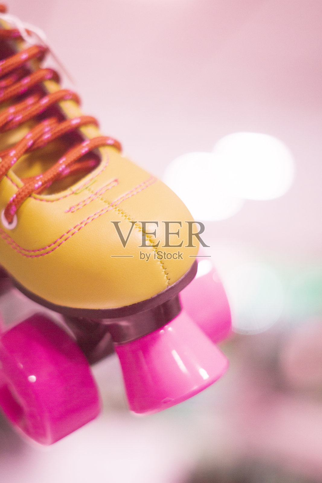 儿童四轮溜冰鞋在商店橱窗展示。溜冰鞋有四个轮子和前制动器轮滑迪斯科。照片摄影图片