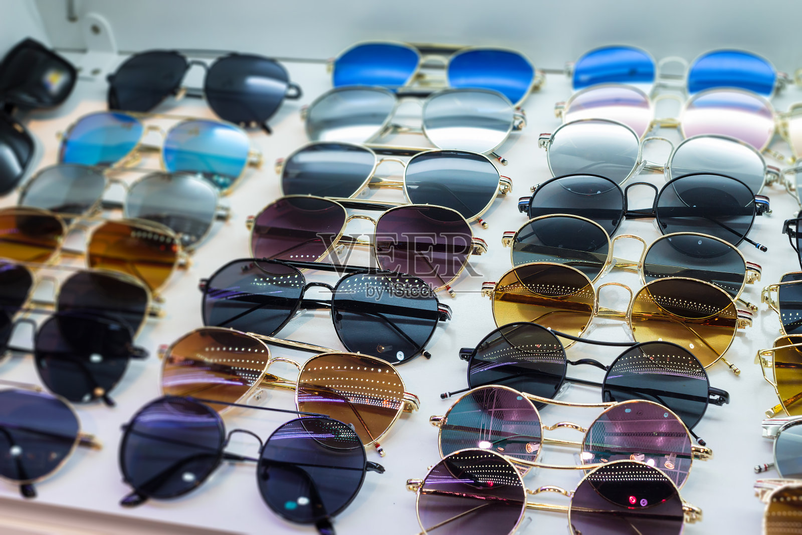 太阳镜店有眼镜和不同的服装,为人们的眼睛戴上紫外线保护太阳。各种形状和大小的玻璃。照片摄影图片