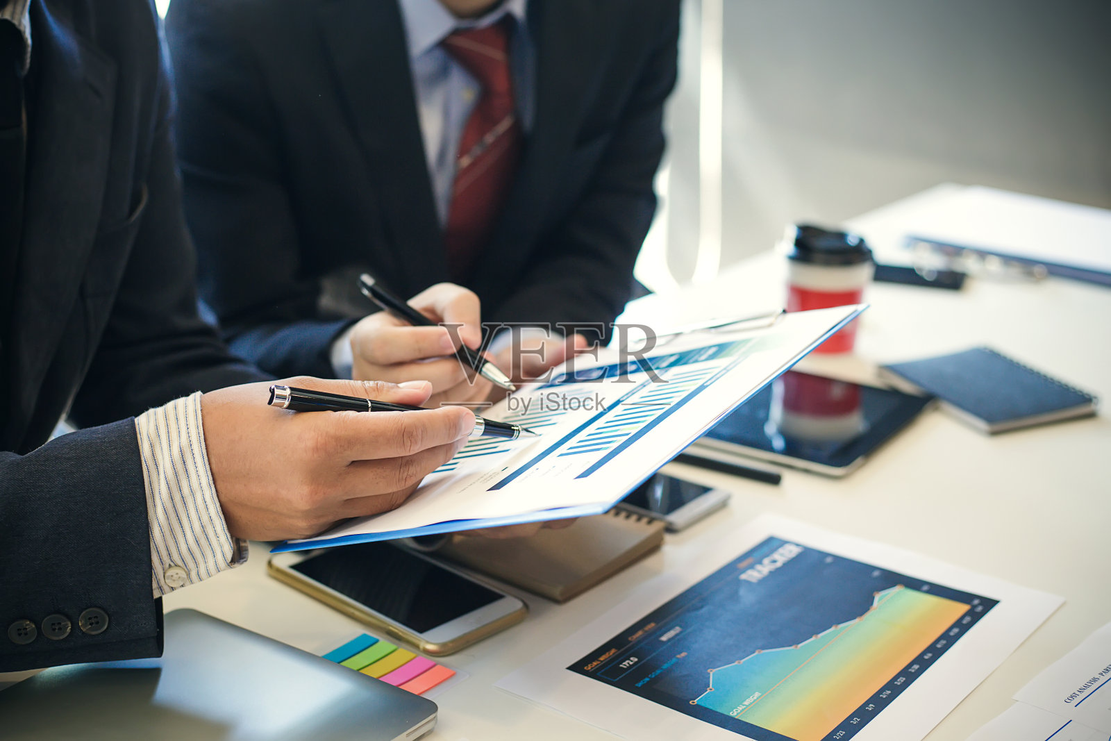 一群商务人士开会讨论金融投资和市场营销。照片摄影图片