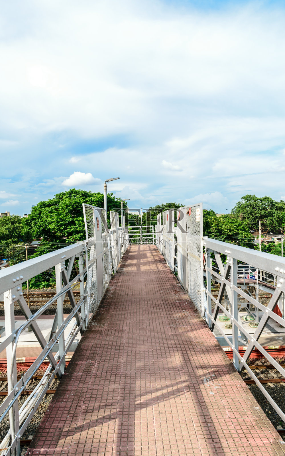 铁路过桥,或简称过桥,在火车站站台上的一个几乎完整的旅客通过火车站站台。照片摄影图片