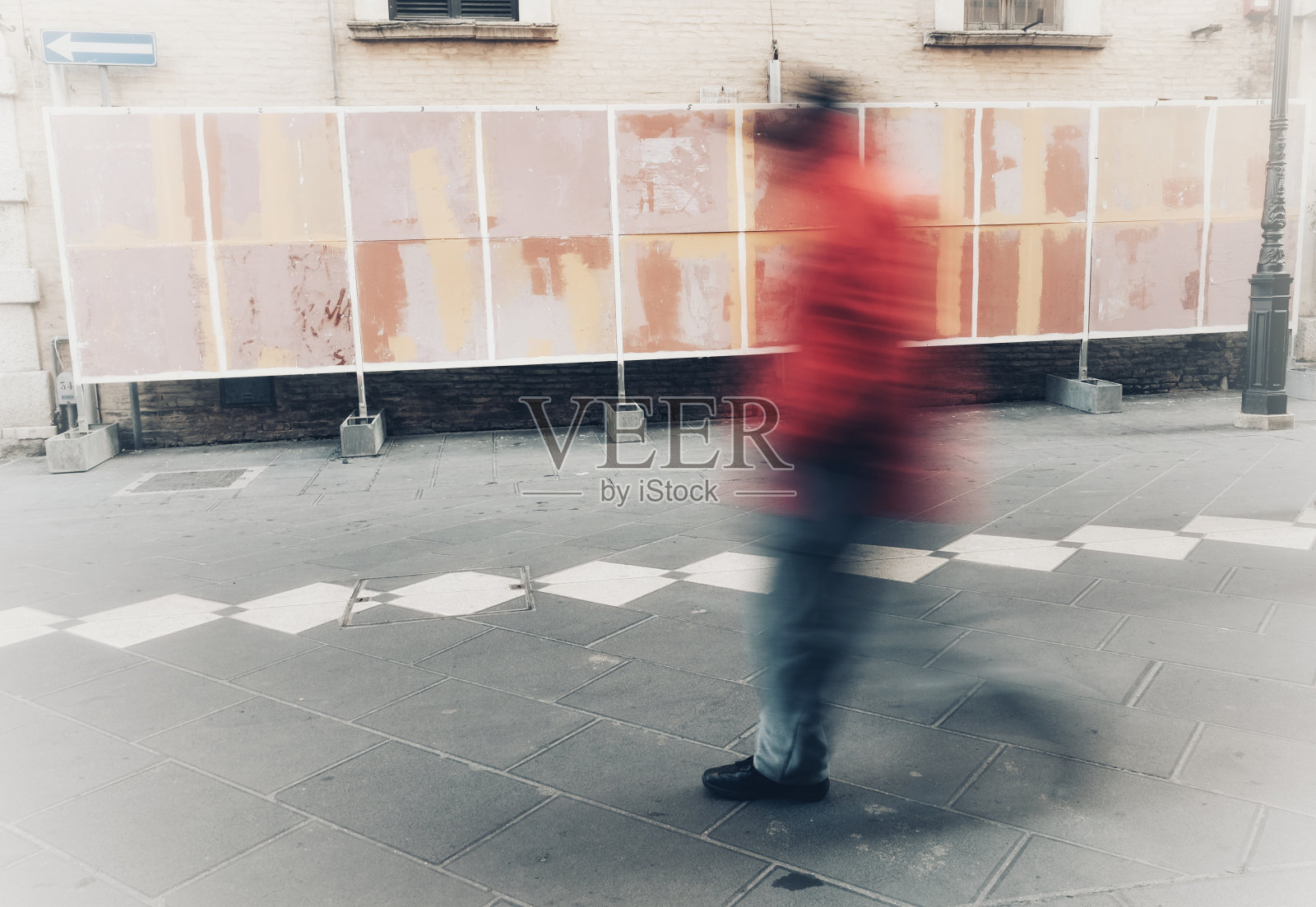 孤立的模糊的人走在城里照片摄影图片