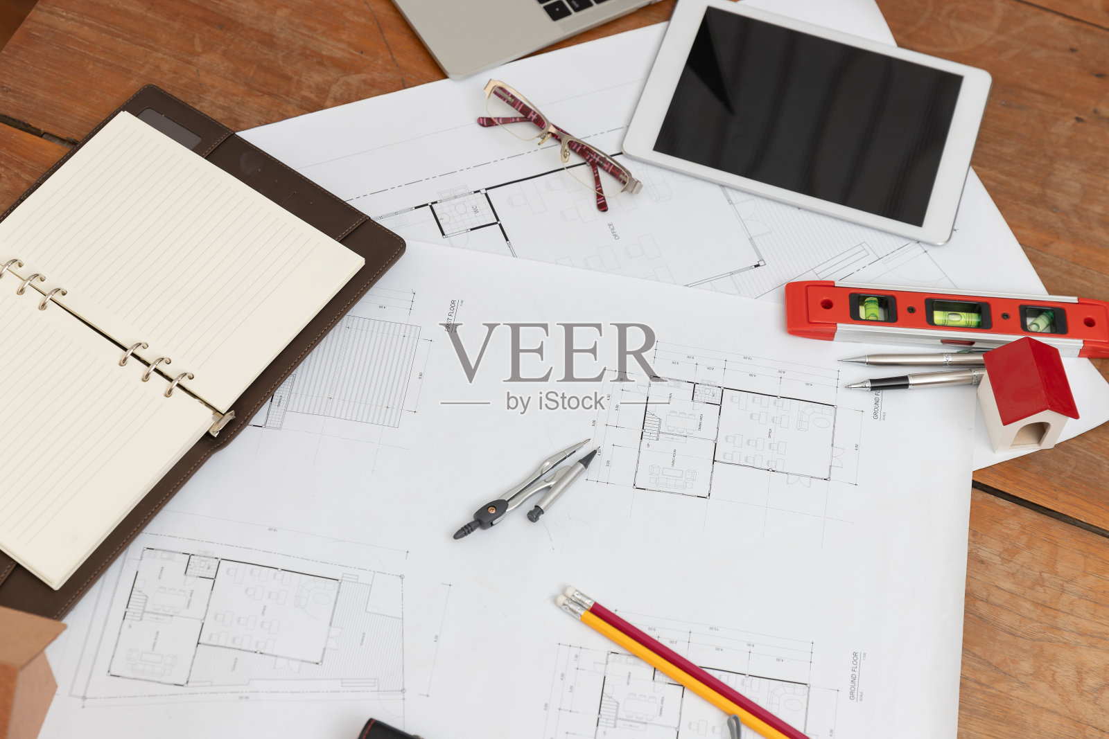 工程师和建筑师的概念,工程师建筑师办公室团队与蓝图照片摄影图片