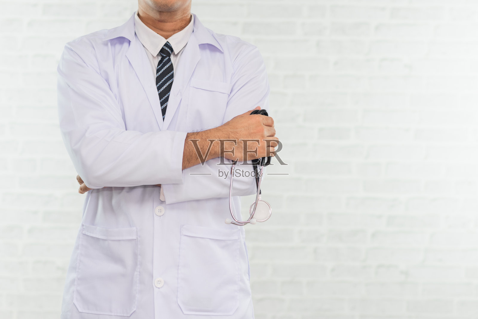 白色背景的医生肖像照片摄影图片