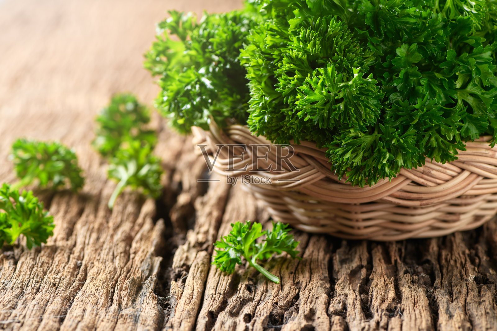 竹篮里的新鲜欧芹叶照片摄影图片