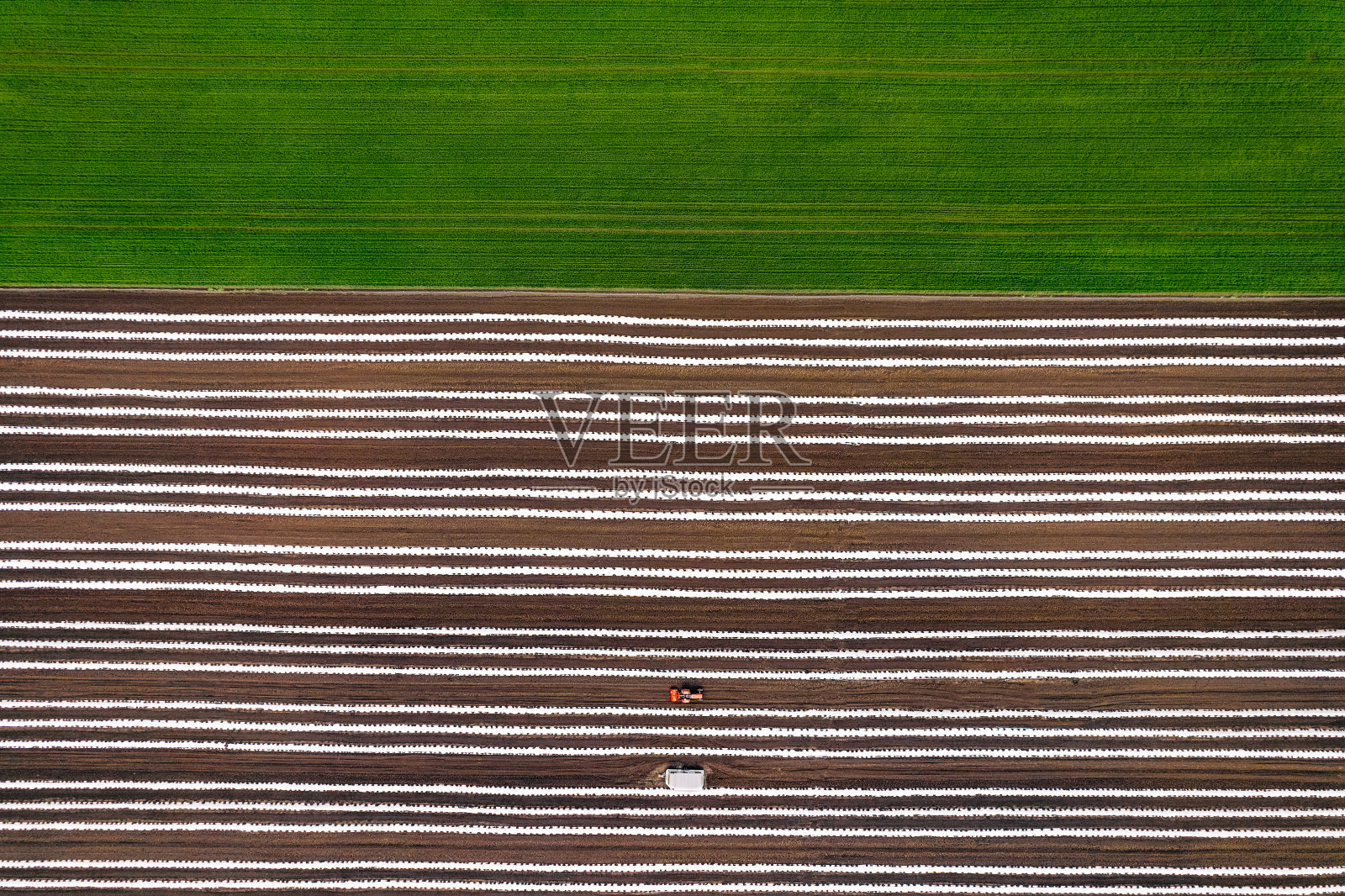 春季农用拖拉机鸟瞰图照片摄影图片