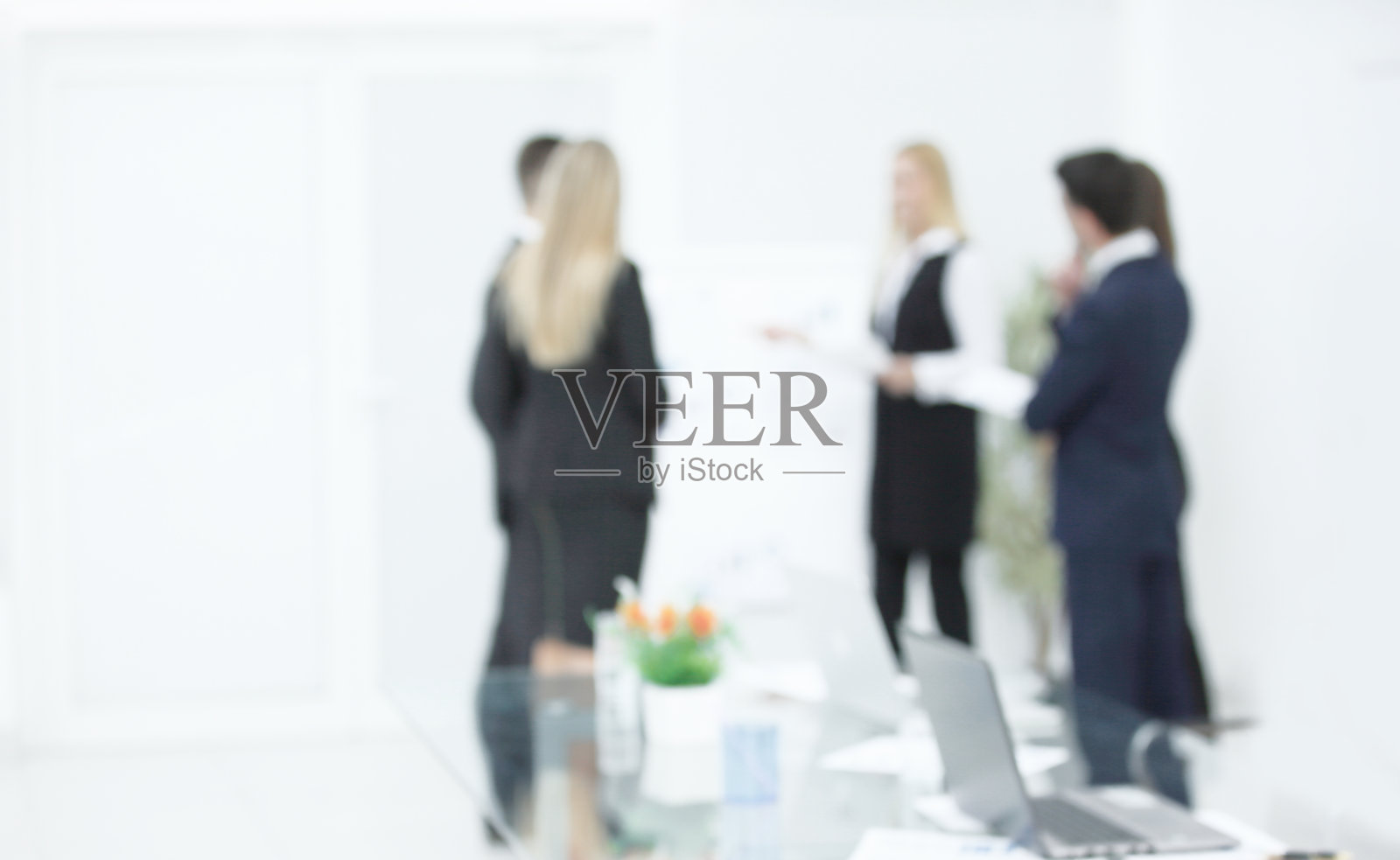 办公室背景上一群商务人士的模糊图像照片摄影图片