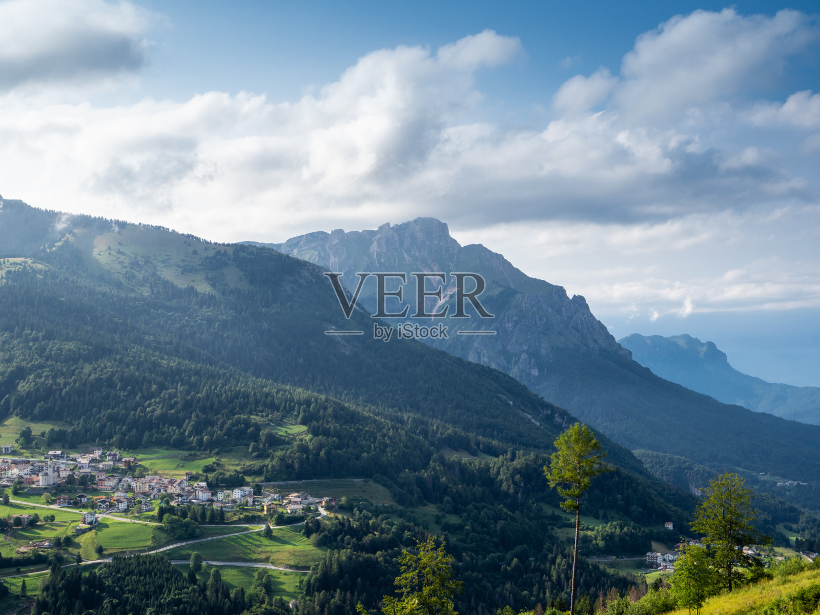 有草甸和云彩的高山景观照片摄影图片
