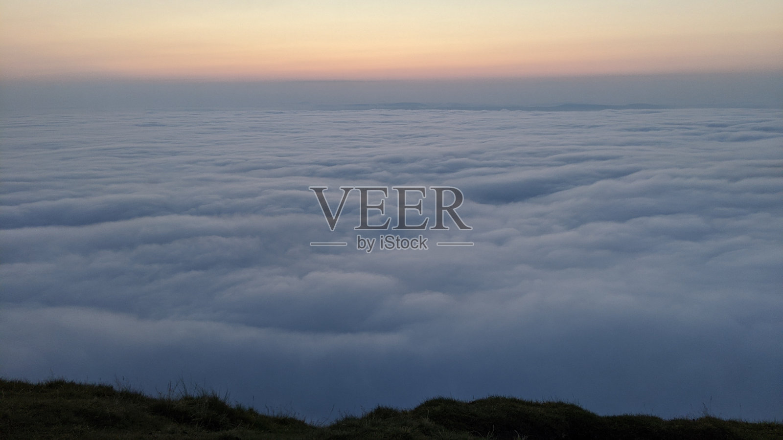 日落景观与戏剧性的天空和美丽的地平线照片摄影图片