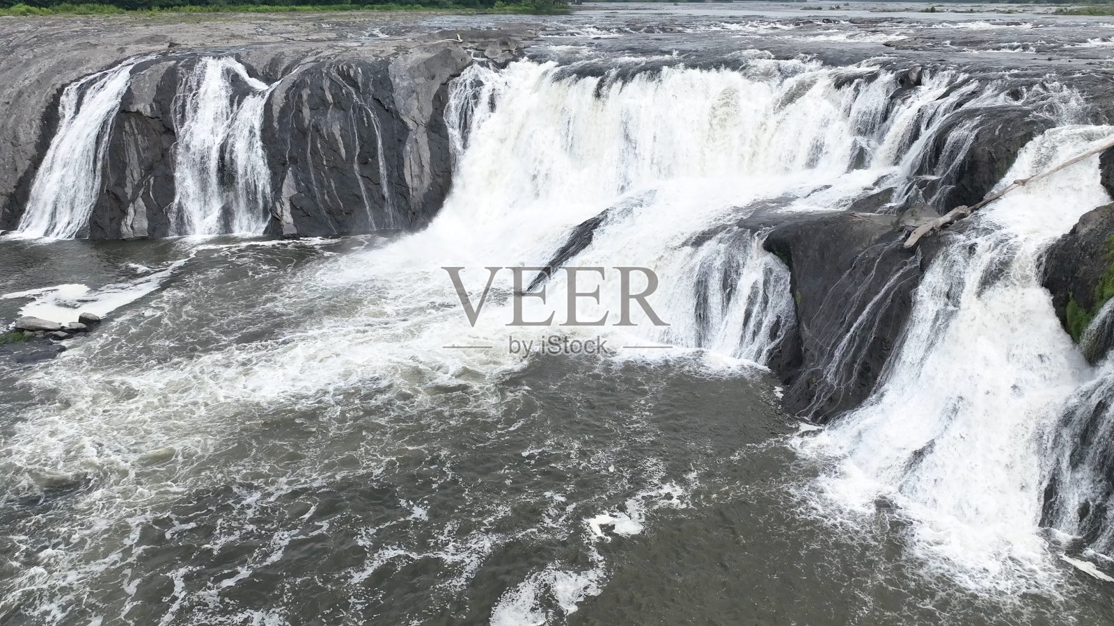 空中景观与科霍斯瀑布自然瀑布在纽约州莫霍克河与急流和俯瞰公园附近奥尔巴尼,纽约照片摄影图片