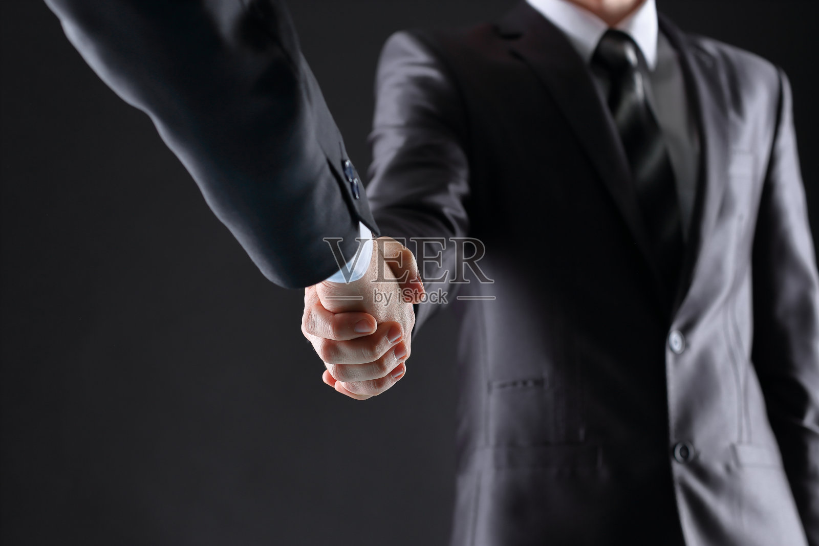 关闭了。商人与生意伙伴握手照片摄影图片