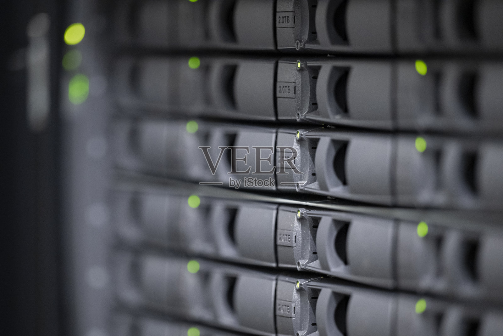 带有绿色led的it网络附属存储设备的灰色磁盘槽位的景深照片摄影图片