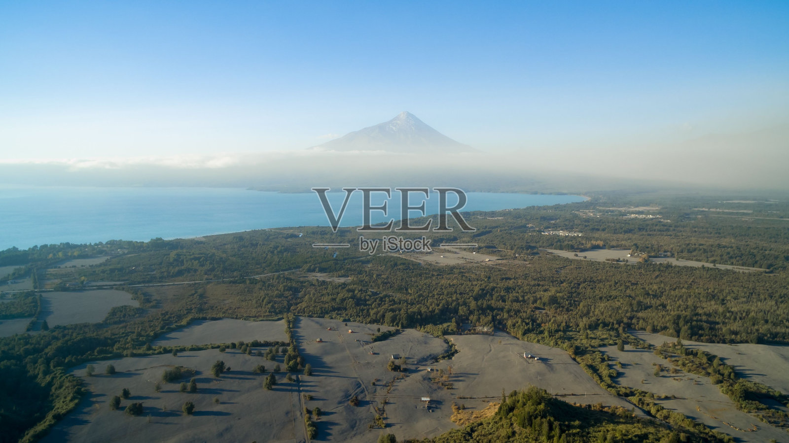 鸟瞰奥索尔诺火山,空中和地面充满了卡尔布科火山喷发的灰烬照片摄影图片