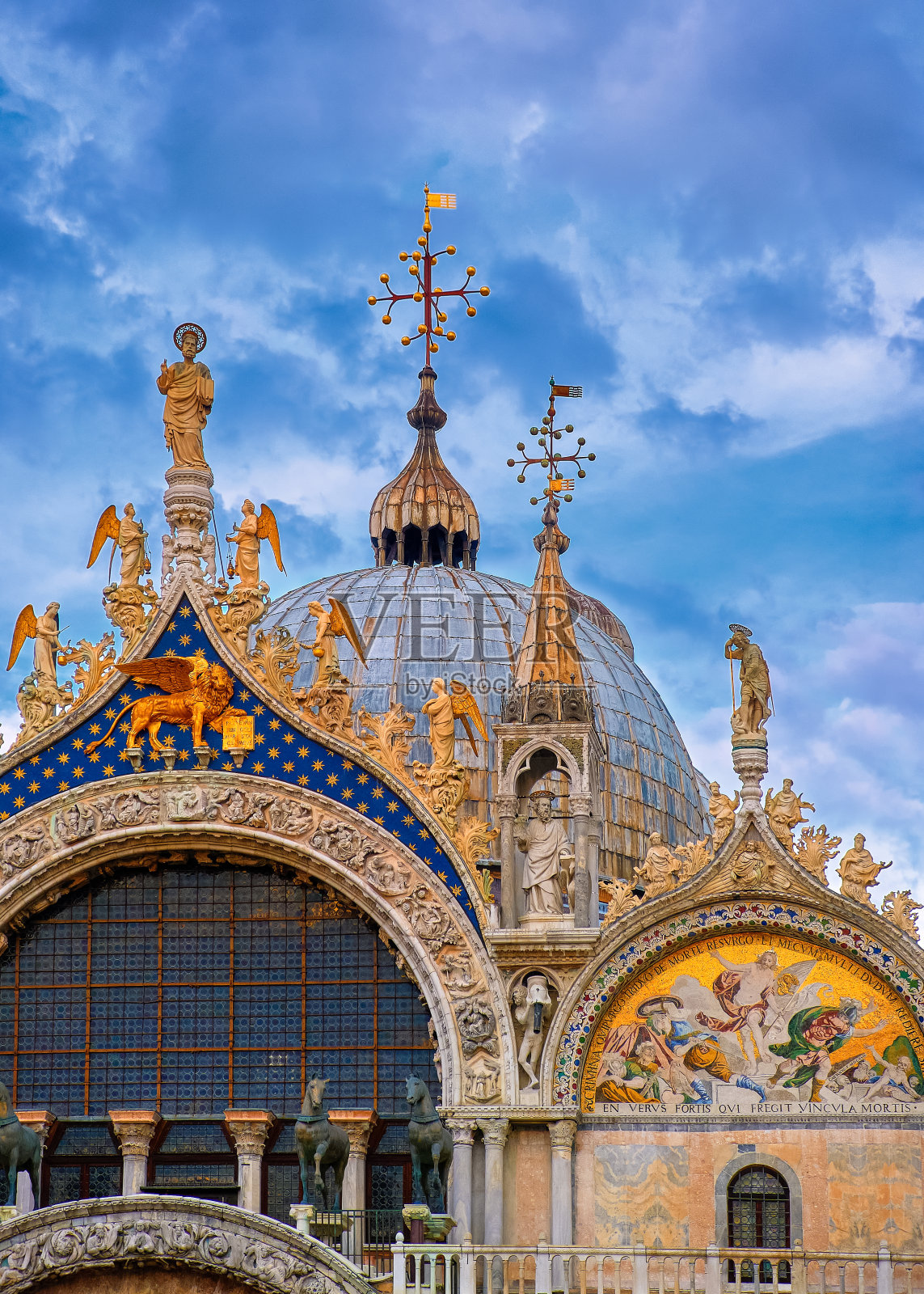 细节。威尼斯圣马可大教堂正门。意大利。联合国教科文组织世界遗产城市,蓝天、白云、马赛克、大理石雕刻。垂直拍摄照片摄影图片