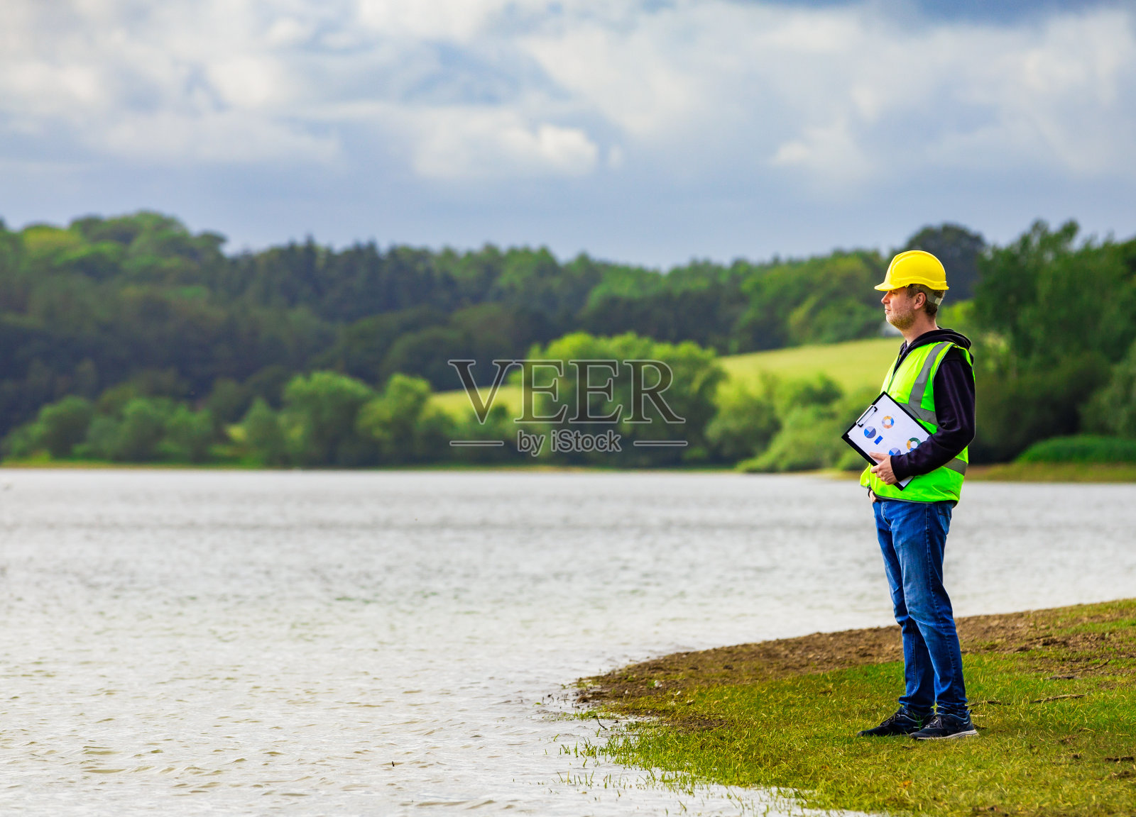 在水库工作的工程师照片摄影图片