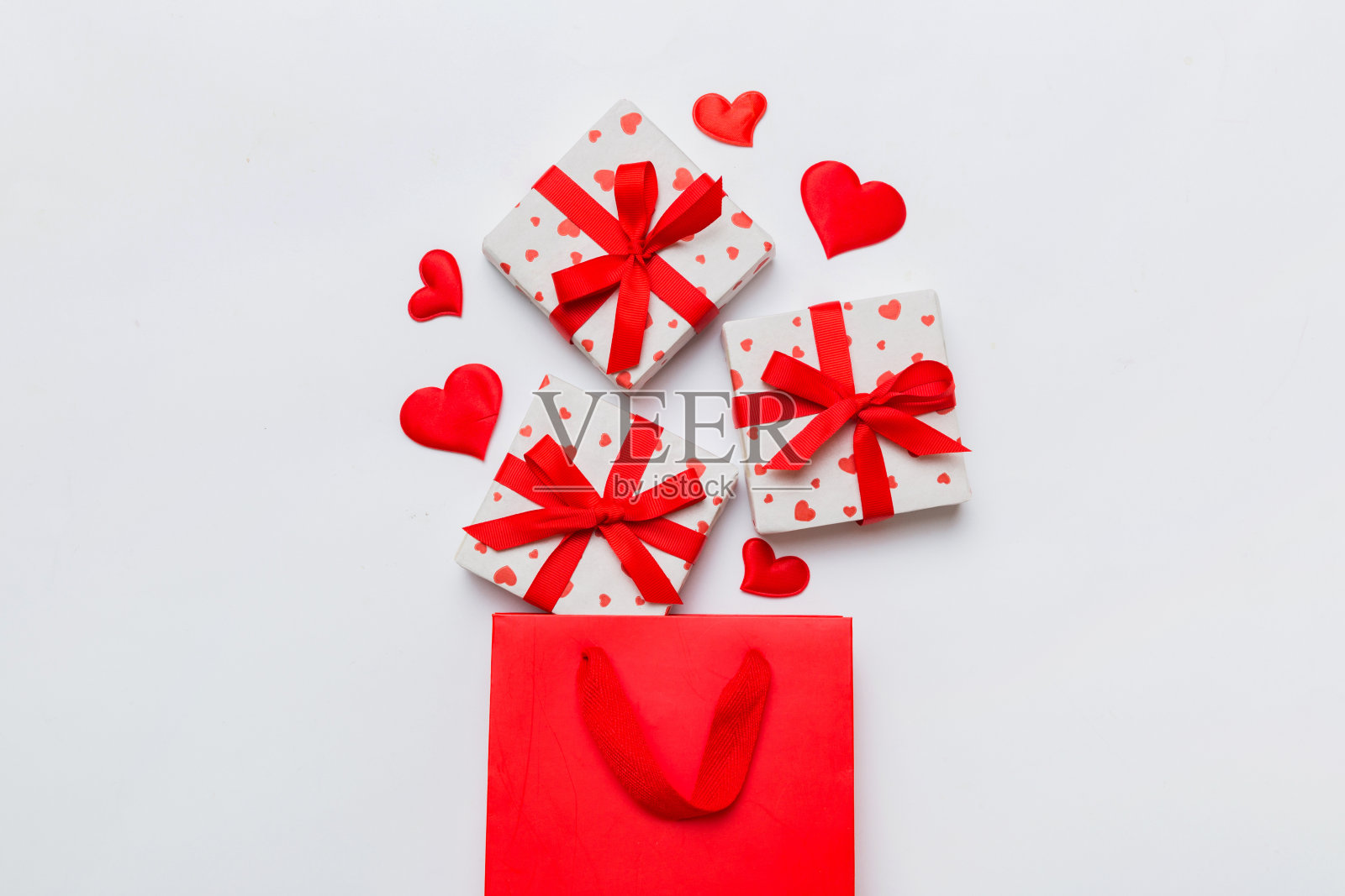 礼品盒弹出从纸袋顶部视图彩色背景。包包装手工盒落假期概念,购物,销售,折扣。俯视图,平铺照片摄影图片