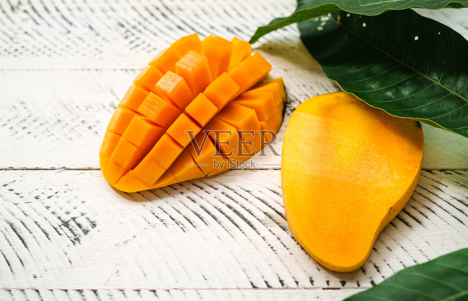 芒果果实,白木上新鲜的黄色芒果照片摄影图片