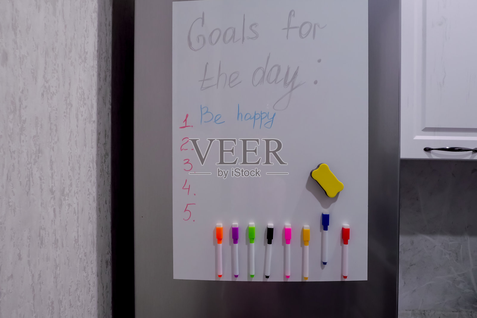 在冰箱上写上今天的目标,开心点照片摄影图片