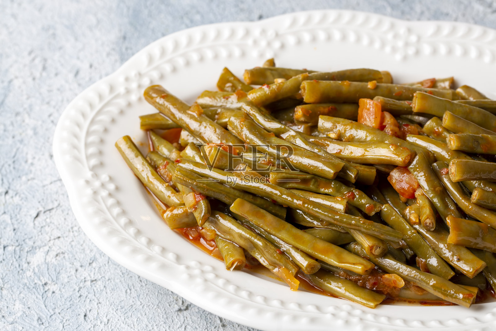 传统美味的土耳其美食;新鲜的绿色黑眼豌豆食品(土耳其名称;Zeytinyagli yesil taze borulce或acebek)照片摄影图片