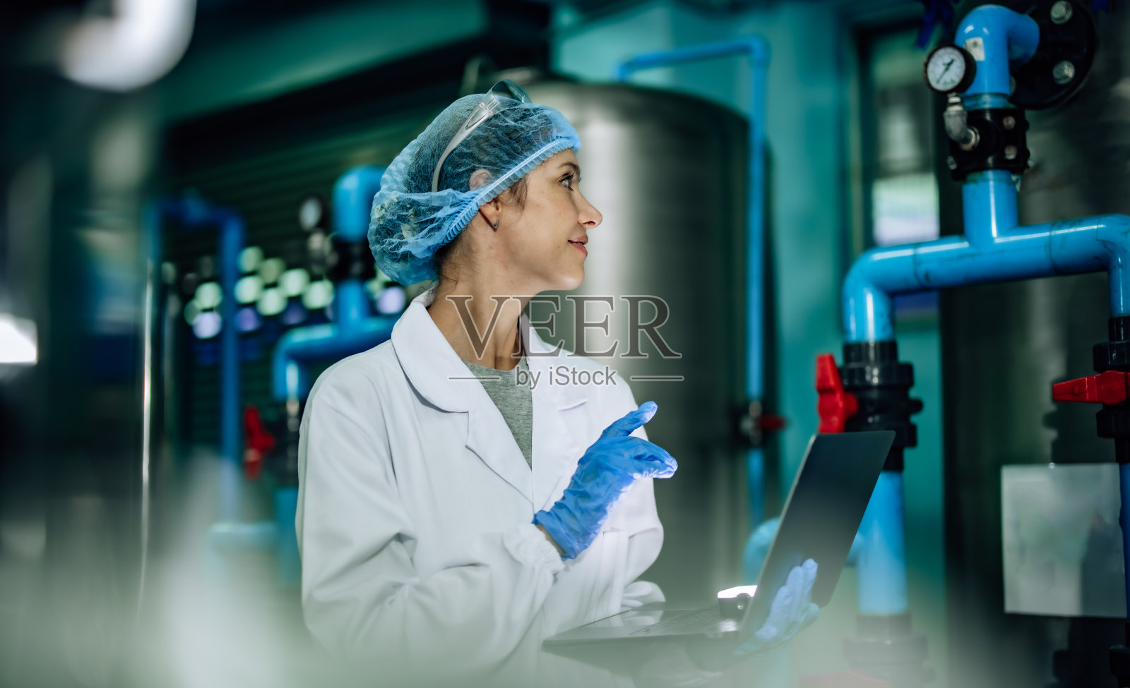 水质主任评估反渗透系统,确保标准、安全及控制污染照片摄影图片