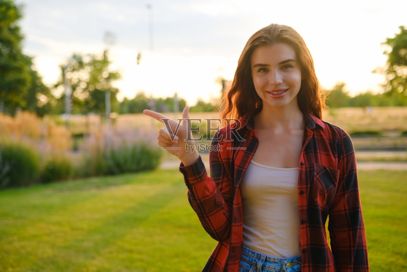 左边是穿着便服的女孩,兴奋地笑着照片摄影图片
