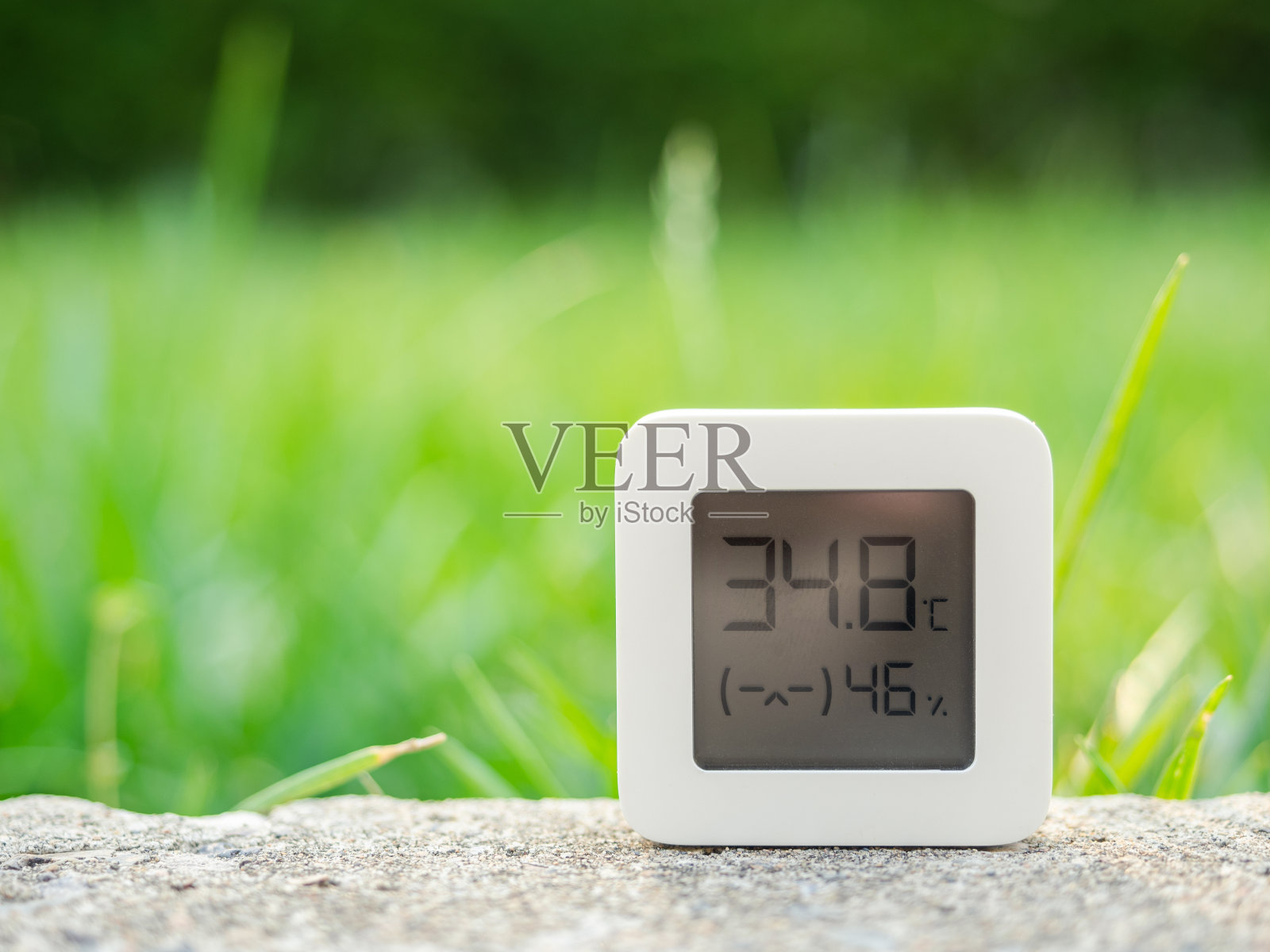 草地上的数字温度计照片摄影图片