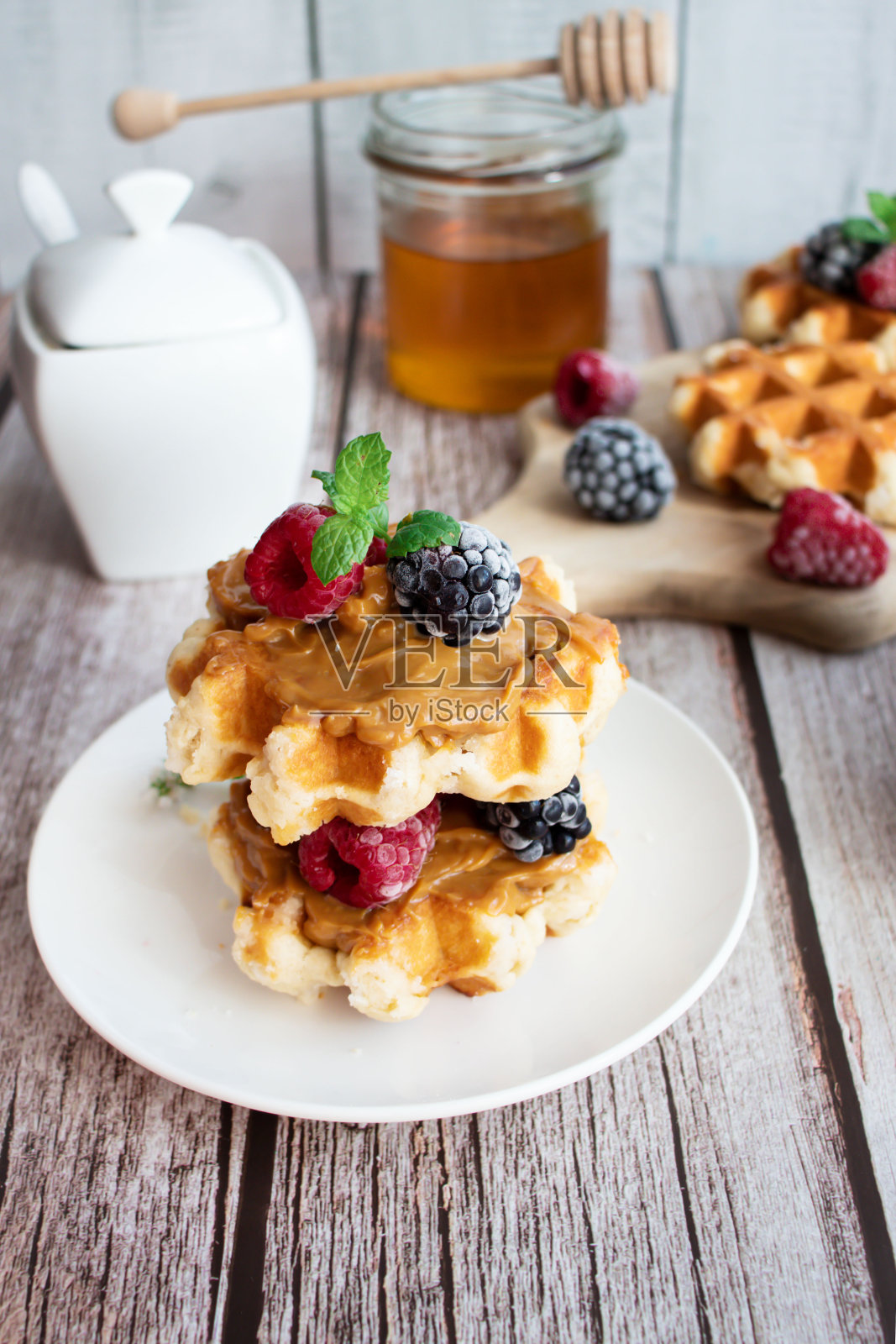 比利时浆果华夫饼。早....木制背景照片摄影图片