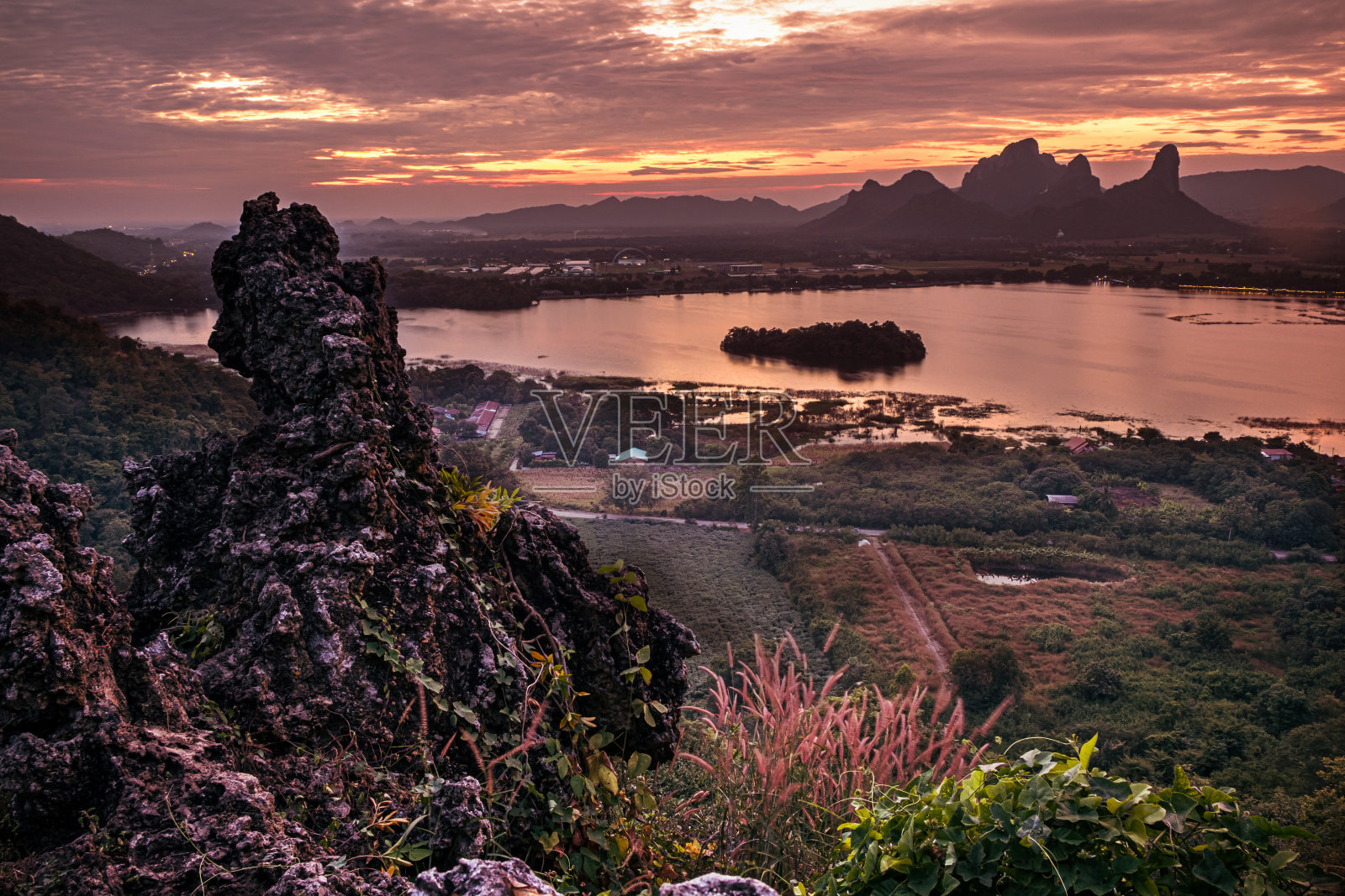 大海中日落时的全景山脉景观引人注目的剪影照片摄影图片