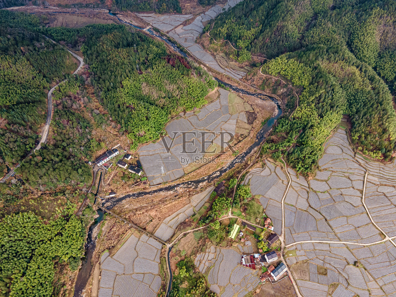 一个小村庄的房屋和农田鸟瞰图照片摄影图片