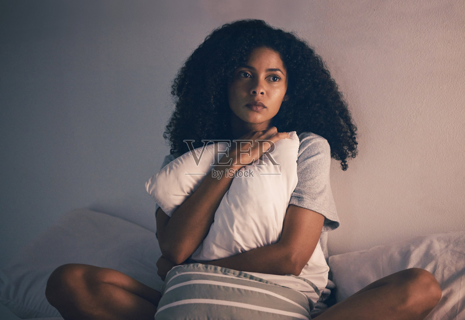 思考,女人和卧室,在家里感到沮丧和拥抱枕头,感到焦虑。房屋、女性和对床上心理健康问题感到悲伤,感到压力和失败的孤独感照片摄影图片