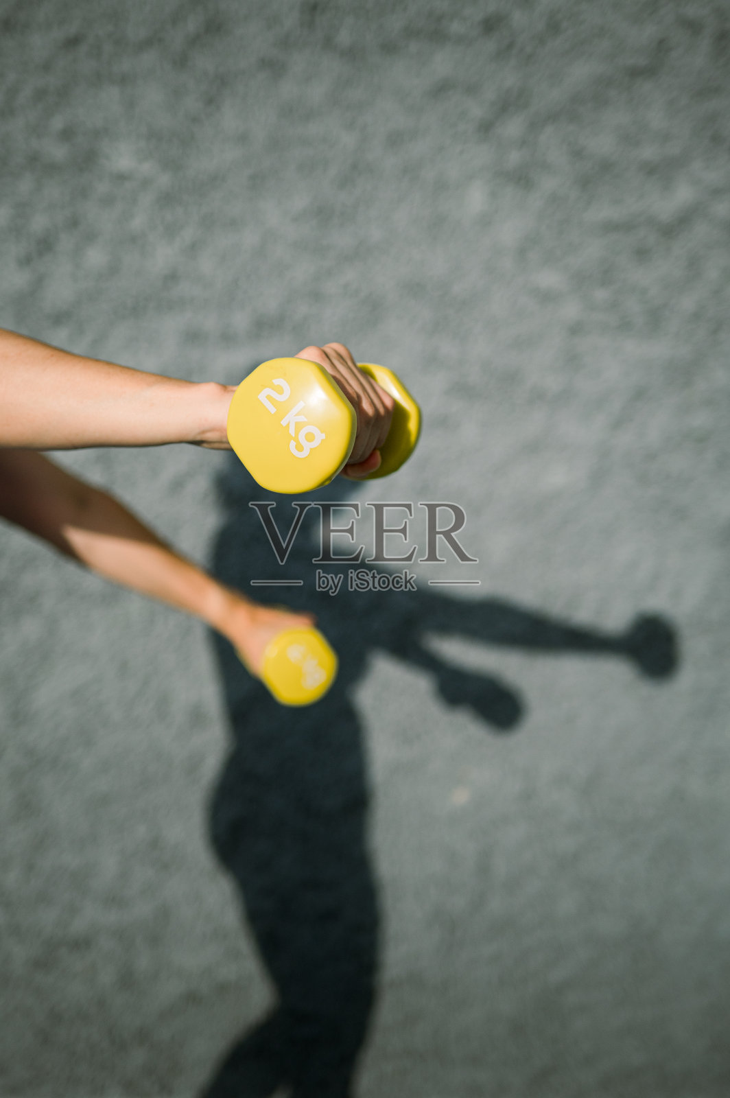 农作物运动员用哑铃锻炼照片摄影图片