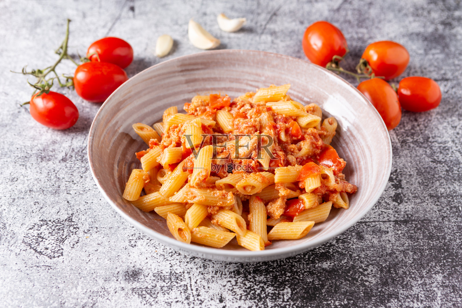 烤盘配金枪鱼和圣女果。典型的传统意大利和地中海菜。健康均衡的菜肴,适合午餐和晚餐。照片摄影图片