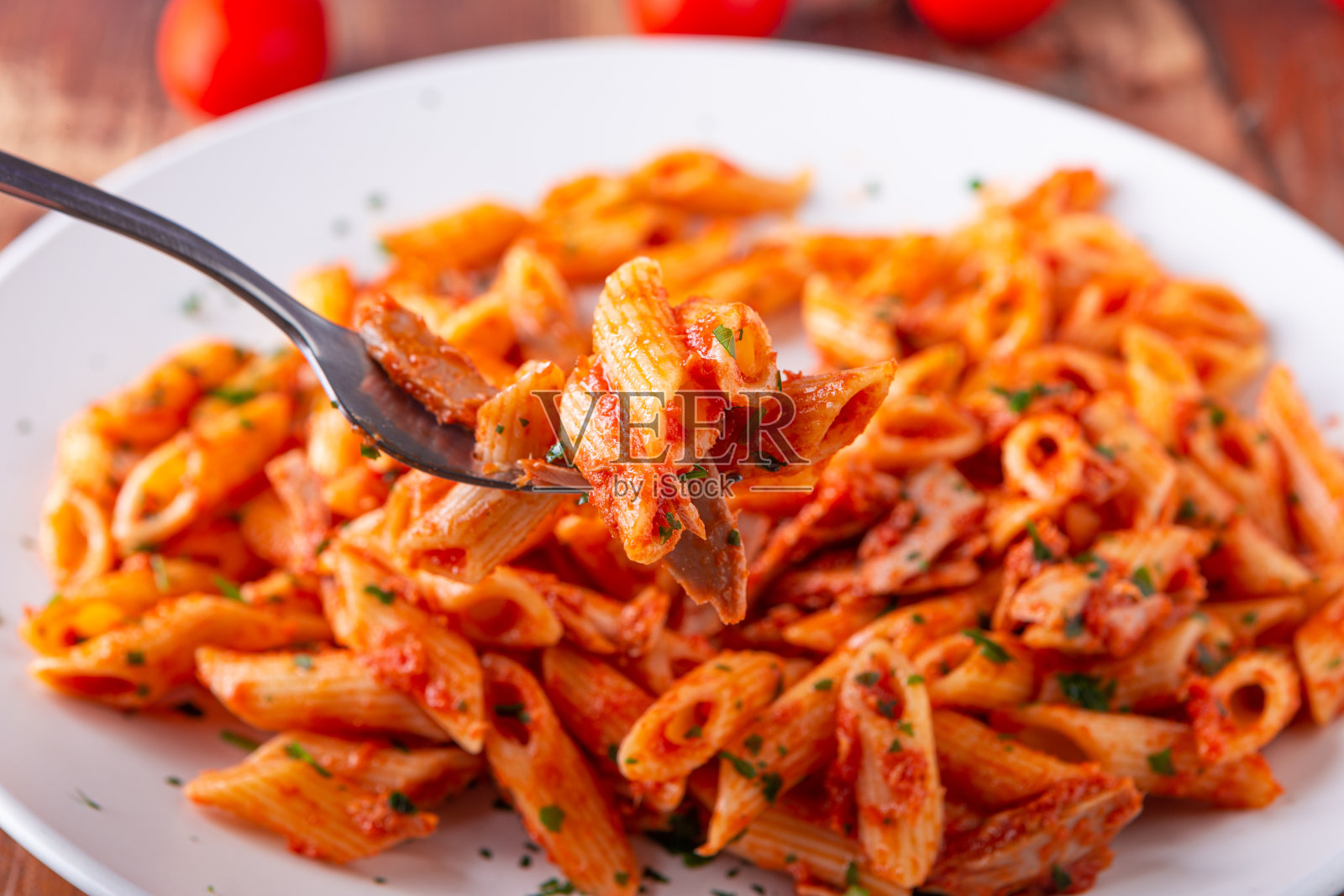 蕃茄酱吞拿鱼意面,典型的地中海式意大利料理。照片摄影图片