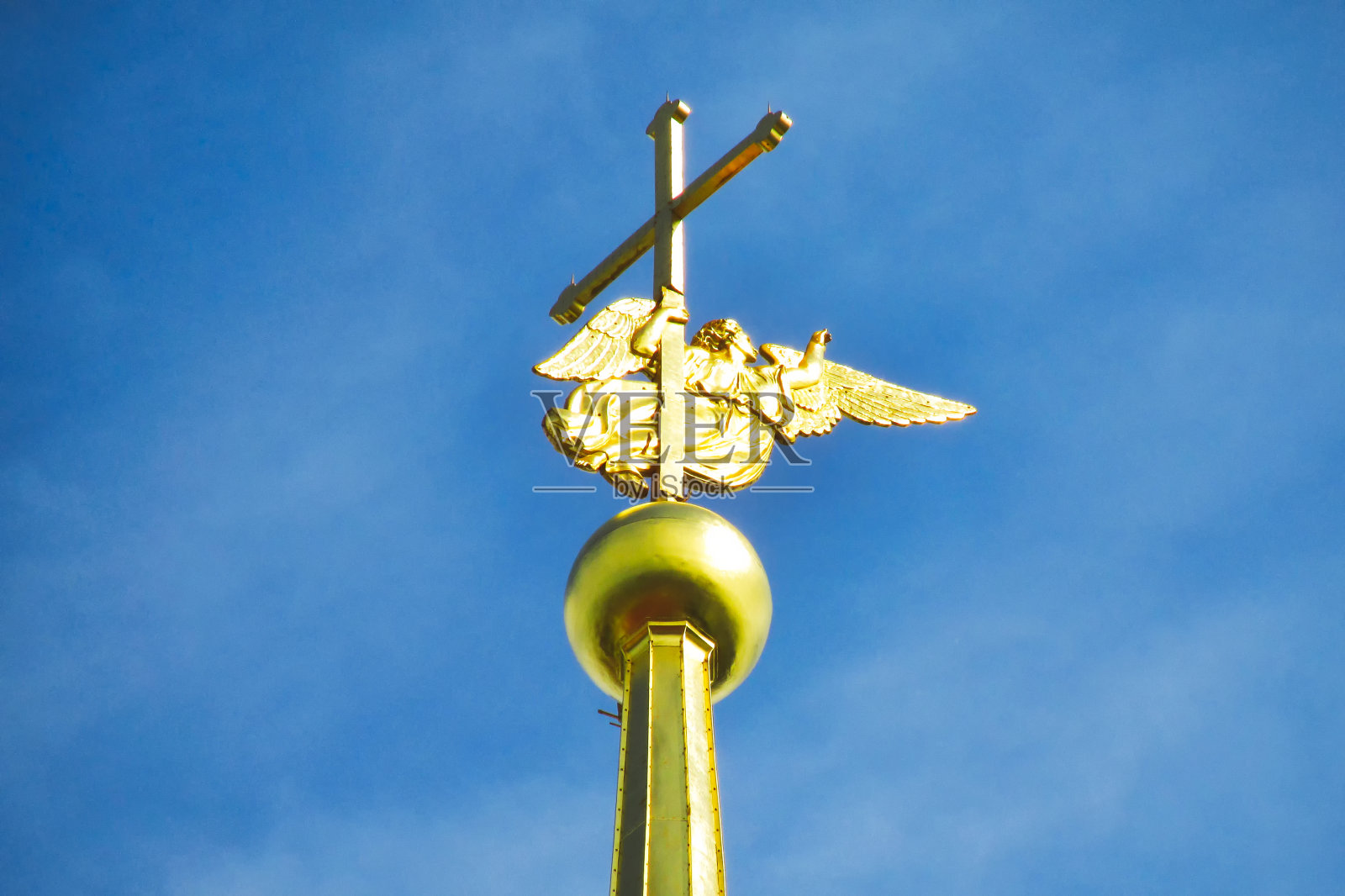 大教堂塔尖上的金色天使和十字架照片摄影图片