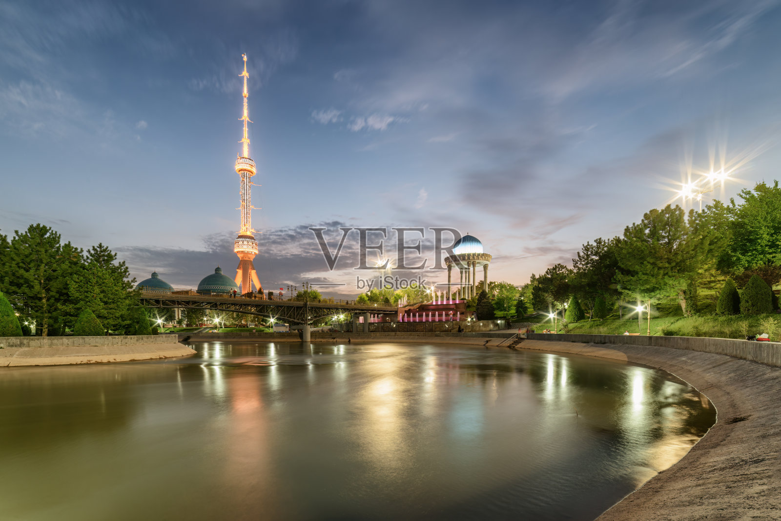 乌兹别克斯坦塔什干电视塔和圆形大厅的夜景照片摄影图片