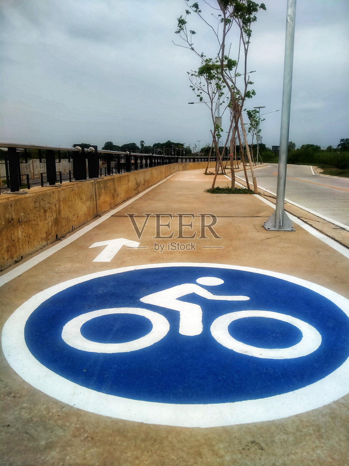 公园散步和骑自行车照片摄影图片