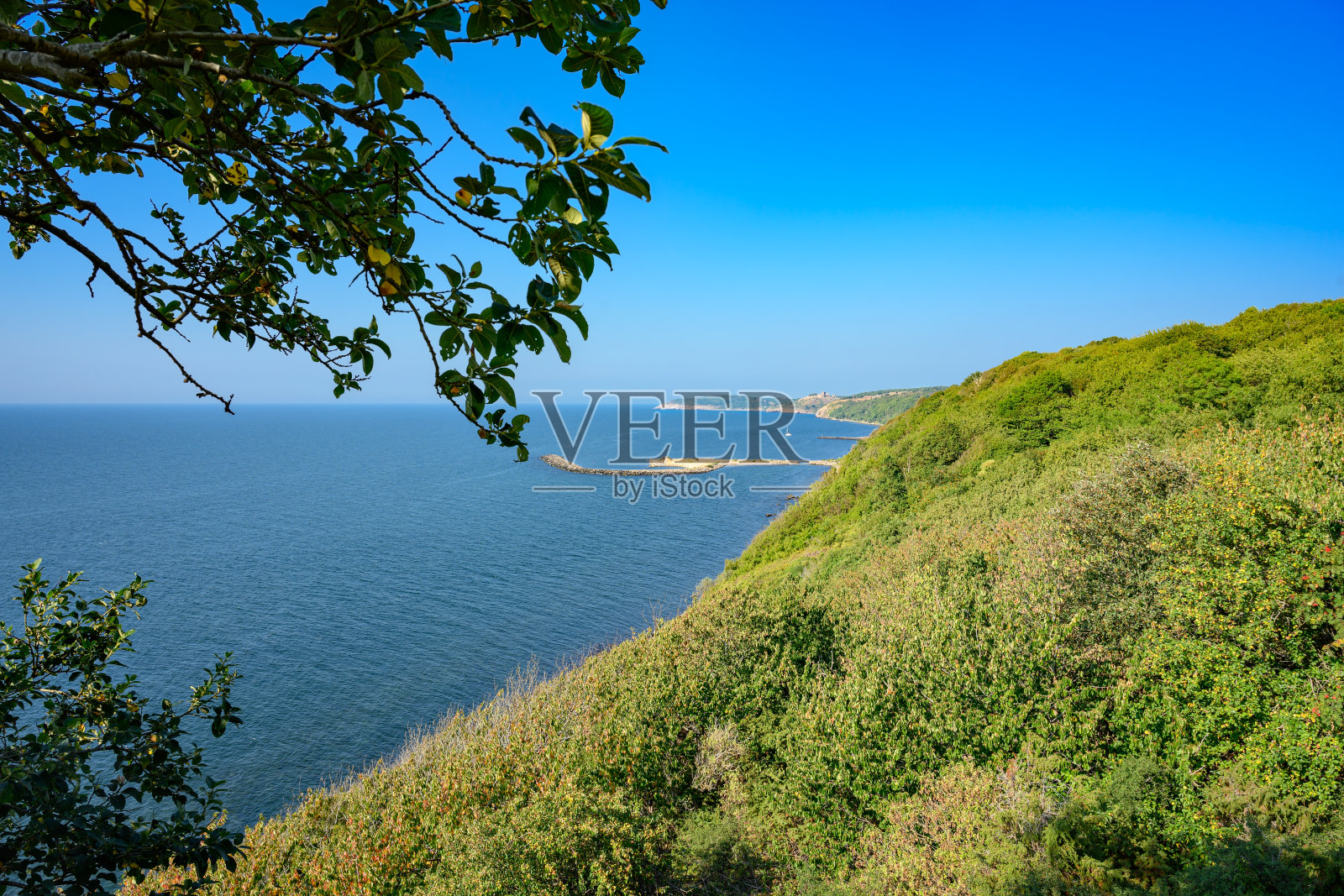 从Bornholm西北部的“Kyststi”徒步小径到“Vang haven”(“Vang harbor”)的景色照片摄影图片