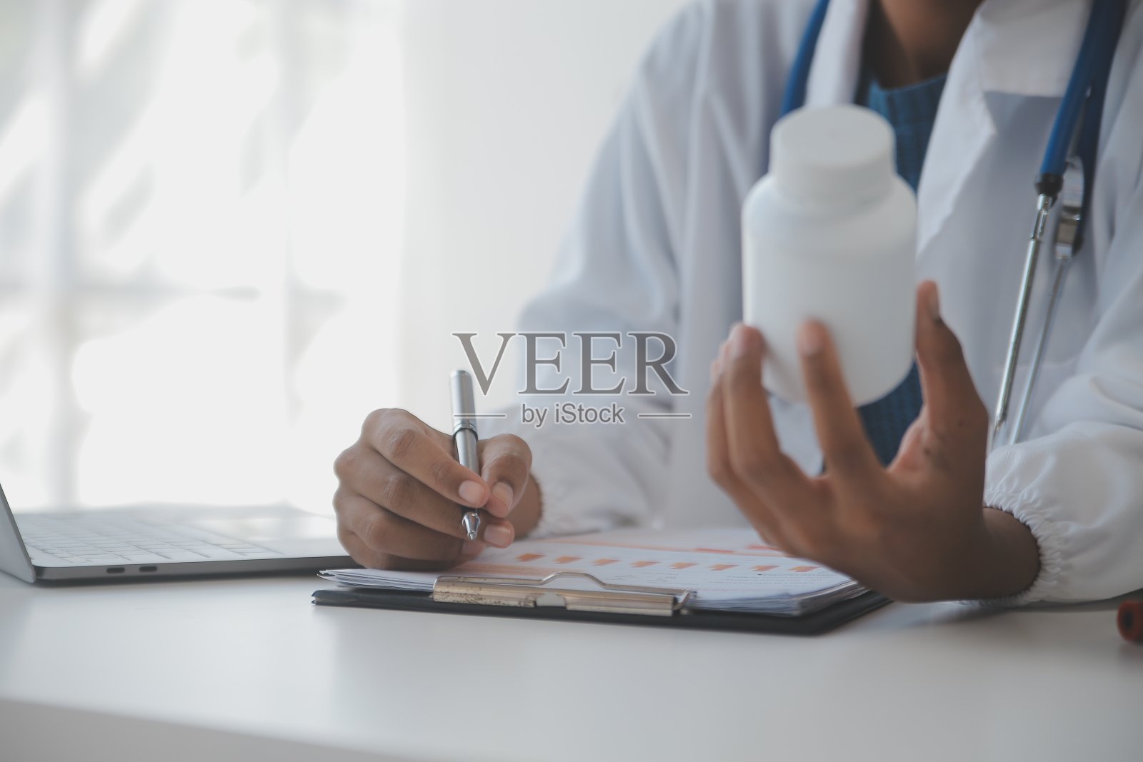 专业实验室。令人惊叹的长发医务工作者穿着制服,在研究中使用显微镜照片摄影图片