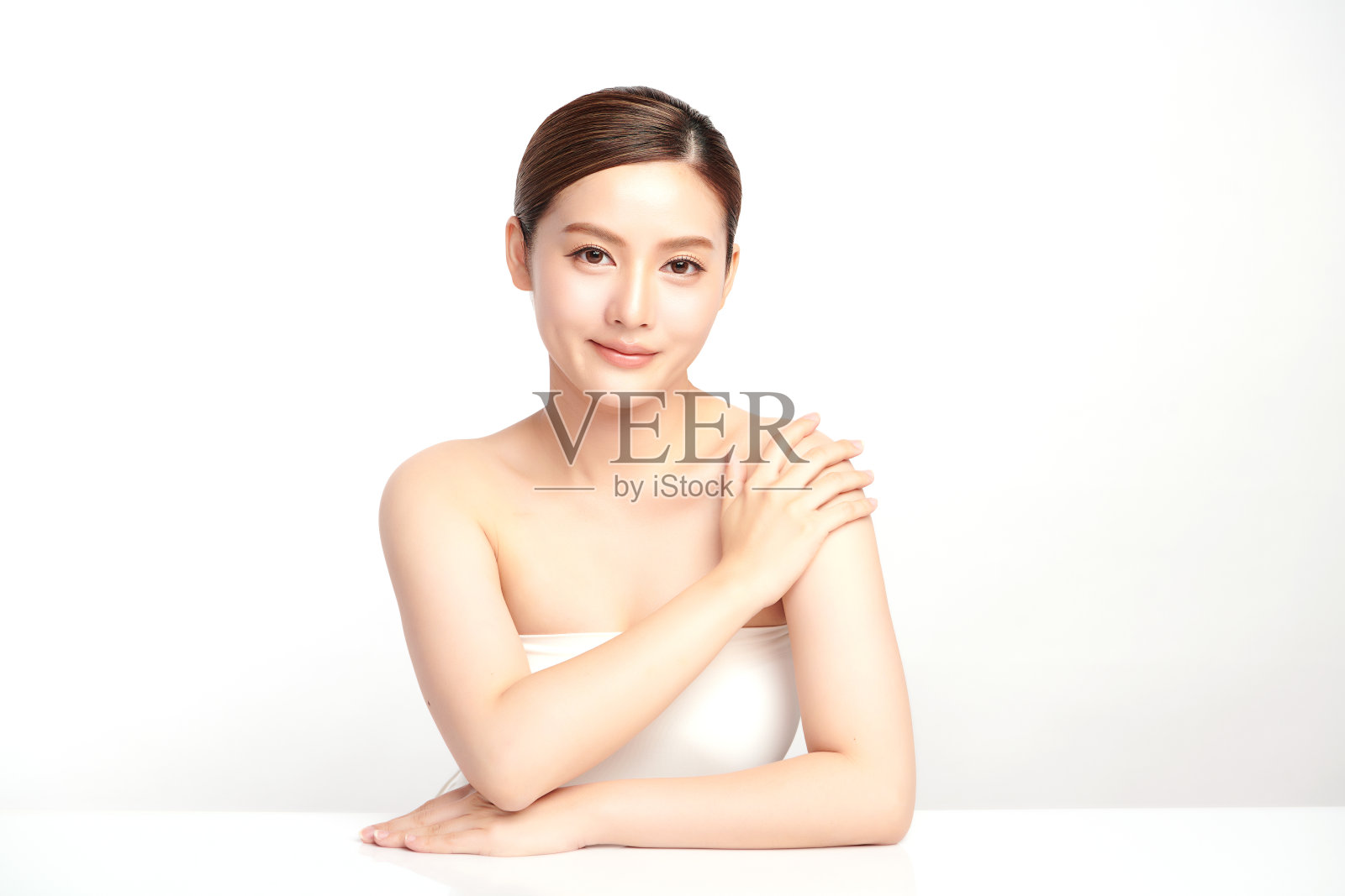 美丽年轻的亚洲女性,干净清新的皮肤在白色的背景,面部护理,面部护理,美容,美容和水疗,亚洲女性肖像。照片摄影图片